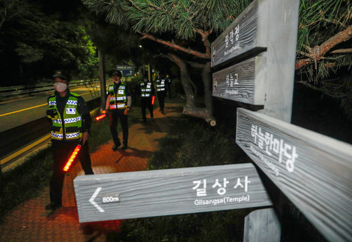 박원순 서울시장이 실종된 9일 저녁 서울 성북구 북악산 자락 일대에서 경찰이 수색작업을 벌이고 있다. 뉴스1