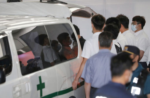 10일 새벽 서울 종로구 서울대병원 응급의료센터 앞에 이송된 박원순 서울시장의 시신을 병원 관계자들이 옮기고 있다. 연합뉴스