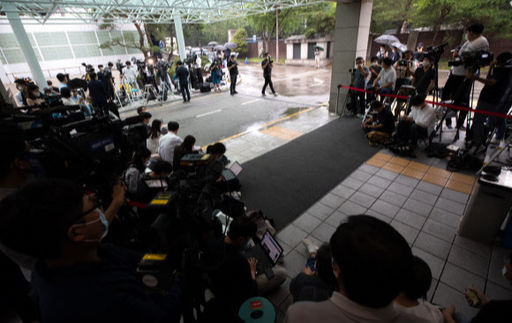 10일 오전 서울 종로구 서울대병원 장례식장에 마련될 예정인 故 박원순 서울시장 빈소 앞에서 취재진들이 모여 있다. 뉴스1