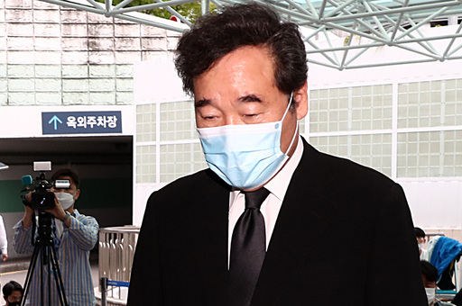 더불어민주당 이낙연 의원이 지난 10일 고 박원순 서울시장의 빈소가 차려진 서울대병원 장례식장으로 들어가고 있다. 뉴시스