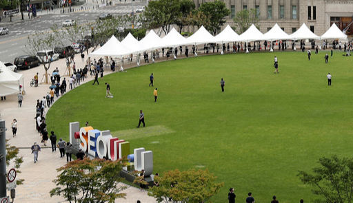 시민들이 11일 서울시청 앞에 마련된 박원순 서울시장 분향소에서 조문을 하기 위해 길게 줄을 서고 있다. 뉴스1