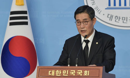 “백장군 서울현충원 안장해야” 미래통합당 신원식 의원이 12일 국회 소통관에서 기자회견을 열어 고 백선엽 장군의 국가장 및 국립서울현충원 안장을 촉구하고 있다. 하상윤 기자