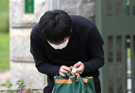 세계 최대의 아동 성 착취물 사이트 ‘웰컴투 비디오’(W2V) 운영자인 손정우(24)씨가 지난 6일 오후 법원의 미국 송환 불허 결정으로 석방돼 경기도 의왕 서울구치소를 나서던 중 고개를 숙이고 있다. 의왕=연합뉴스