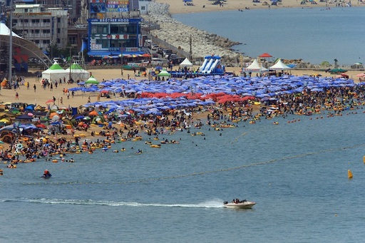 지난해 8월3일 강원 속초 해수욕장이 피서객들로 붐비고 있다. 속초=연합뉴스