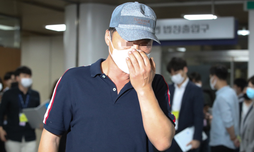 세계 최대 아동 성 착취물 사이트 '웰컴 투 비디오' 운영자 손정우(24) 씨의 미국 송환 여부 결정 인도심사 세번째 심문 참관을 마친 손 씨의 아버지가 지난 6일 오전 서울 서초동 서울고등법원 법정을 나서고 있다. 뉴시스