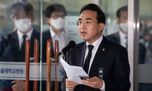 장례위, 박원순 영결식 브리핑 박원순 서울시장 장례위원회 공동집행위원장인 더불어민주당 박홍근 의원이 12일 서울 종로구 서울대병원 장례식장에서 박 시장 장례위원회 구성 및 영결식 절차 등에 대해 브리핑하고 있다. 뉴스1