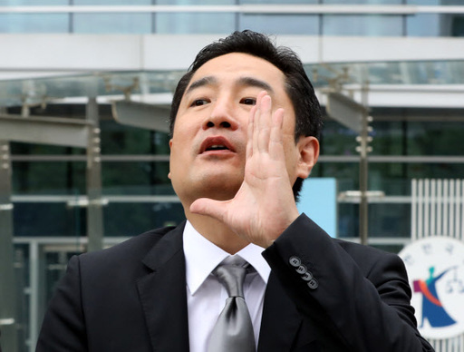 강용석 변호사가 유튜브 채널 가로세로연구소 관계자들이 12일 오후 서초동 서울행정법원을 나서고 있다. 뉴시스