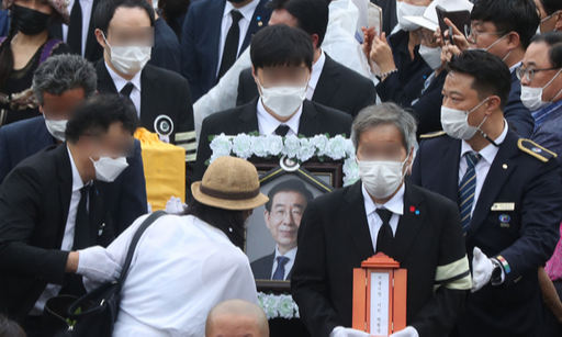 고(故) 박원순 서울시장 발인이 엄수된 13일 한 시민이 경남 창녕군 생가에서 나오는 박 시장 영정사진을 만지고 있다. 창녕=연합뉴스