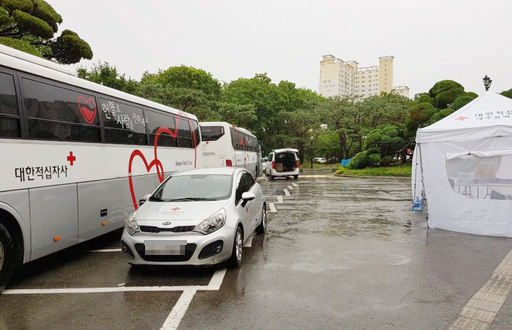 13일 오전 대구 중구 경북대병원 주차장에 헌혈버스가 주차해 있다. 신천지대구교회 제공