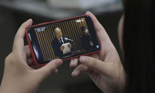 코로나19 예방 차원에서 박원순 서울시장의 영결식이 온라인으로 생중계된 13일 한 시민이 스마트폰으로 영결식을 지켜보고 있다. 하상윤 기자