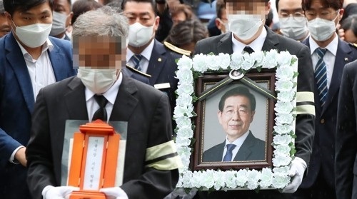 고(故) 박원순 서울시장의 영정이 13일 오전 영결식이 열리는 서울시청에 도착하고 있다. 연합뉴스