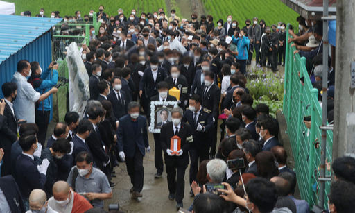 고 박원순 서울시장 영정을 든 유족들이 13일 경남 창녕군 박 시장 생가에서 나오고 있다. 연합뉴스