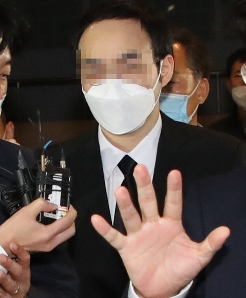 지난 11일 영국에서 입국한 고(故) 박원순 서울시장의 아들 주신씨가 빈소가 마련된 서울대학병원 장례식장에 들어오고 있다. 연합뉴스