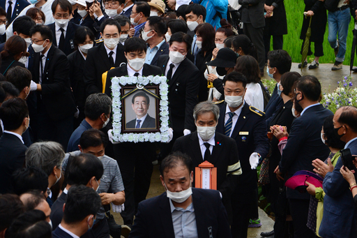 고(故) 박원순 전 서울시장의 위패와 영정이 지난 13일 고향인 경남 창녕군에 있는 선친의 묘소로 이동하고 있다. 창녕=뉴시스