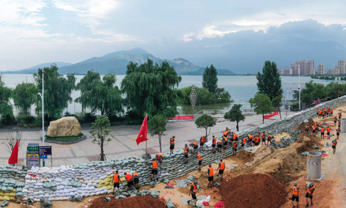 포양호 인근 마을에 임시 둑 건설 창장강(양쯔강)과 연결된 중국 최대 담수호인 장시성 포양호 인근 마을에서 13일 중국 인민해방군(PLA)이 홍수 피해를 막기 위한 임시 둑을 건설하고 있다. 한 달 넘게 이어진 폭우로 포양호 수심은 역대 최고 수준인 22.75m까지 올라간 것으로 알려졌다. 루산=EPA연합뉴스