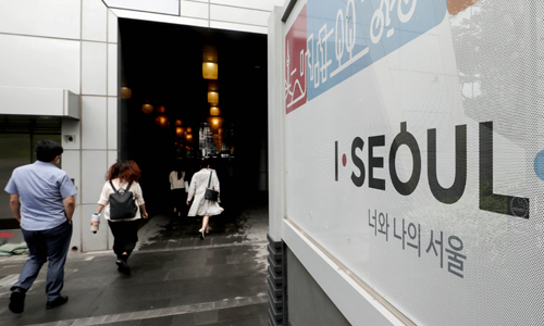 고 박원순 서울시장의 장례가 끝난 다음날인 14일 오전 서울 중구 서울특별시청에서 직원들이 출근하고 있다. 뉴시스