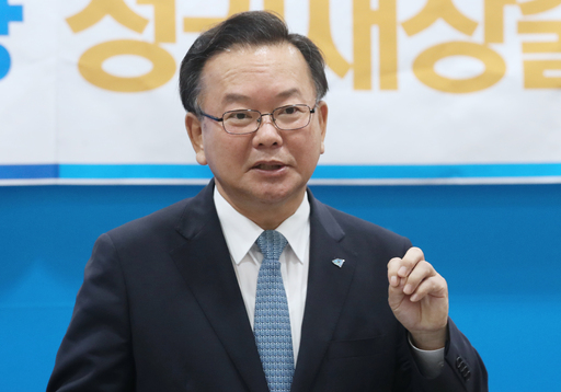 더불어민주당 당 대표 출사표를 던진 김부겸 전 의원이 14일 울산시의회 프레스센터에서 기자간담회를 하고 있다. 울산=뉴스1