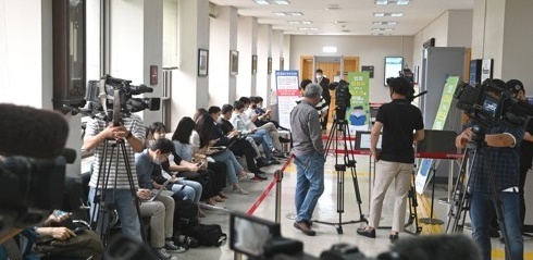 고유정씨 항소심 선고공판이 열린 15일 오전 제주지법 201호 법정 입구가 취재진으로 붐비고 있다. 제주=연합뉴스