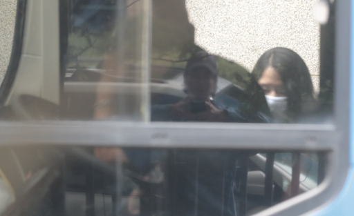 고유정이 15일 오전 제주지법에서 자신의 항소심 선고공판에서도 무기징역을 선고받은 뒤 호송차에 오르고 있다. 제주=연합뉴스