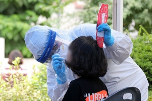 지난 10일 오후 광주 일곡중앙교회 주차장에 설치된 이동식 선별 진료소에서 자가격리 중인 교인과 가족 등이 신종 코로나 바이러스 감염증(코로나19) 검사를 받고 있다. 광주=뉴스1