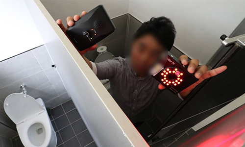 지난 6월 20일 대구 시내 한 여자 고등학교에서 학교 관계자가 교내 화장실에서 특수장비를 이용해 몰래카메라 설치 여부를 확인하고 있다. 연합뉴스