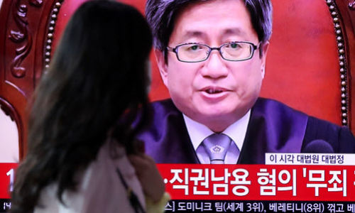 16일 서울 용산구 서울역 대합실에서 시민들이 이재명 경기도지사에 대한 상고심 선고 공판 생방송을 시청하고 있다. 뉴스1