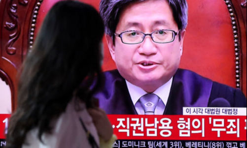 16일 서울 용산구 서울역 대합실에서 시민들이 이재명 경기도지사에 대한 상고심 선고 공판 생방송을 시청하고 있다. 뉴스1