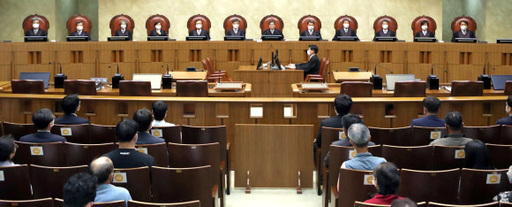 16일 오후 서울 서초구 대법원 대법정에서 김명수 대법원장 주재로 직권남용권리행사방해 및 공직선거법 위반 혐의를 받는 이재명 경기도지사의 선고공판이 열리고 있다. 사진공동취재단