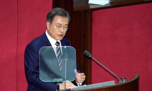 문재인 대통령이 16일 국회에서 열린 제21대 국회 개원식에서 연설하고 있다. 연합뉴스