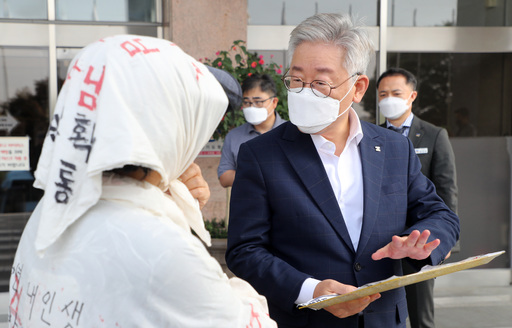 이재명 경기지사(오른쪽)가 지난 17일 오전 수원시 팔달구 경기도청으로 출근하던 중 민원인의 이야기를 경청하고 있다. 수원=뉴스1