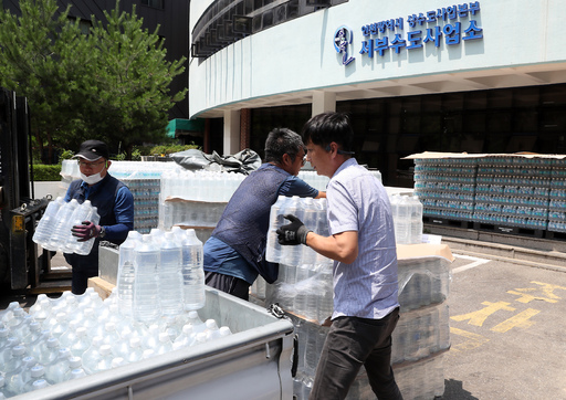 지난 16일 오후 서구 인천시 상수도사업본부 서부수도사업소에서 서구 각 지역 구민에게 전달할 생수가 차량에 실리고 있다. 인천=뉴시스