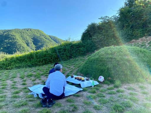 이재명 경기도지사가 ‘친형 강제입원’ 관련 허위사실 공표 혐의에 대해 대법원으로부터 무죄 취지의 파기환송 판결을 받은 뒤 지난 18일 경북 안동의 부모 묘소를 찾아 성묘를 하고 있다. 이 지사 페이스북
