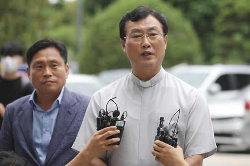 전두환 전 대통령의 사자 명예훼손 재판이 열린 20일 광주 동구 광주지법 앞에서 고발인 측인 조영대 신부가 취재진의 질문에 답하고 있다. 광주=연합뉴스