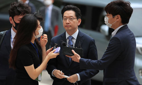 김경수 경남도지사가 20일 서초구 서울고법에서 열린 항소심 속행 공판에 출석하기 위해 법정으로 향하며 취재진 질문에 답하고 있다. 연합뉴스