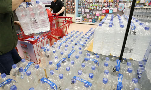 생수 판매량 급증 ‘수돗물 유충’ 사태가 터진 인천 지역의 편의점 생수 판매량이 급증한 것으로 알려진 20일 서울의 한 대형마트에서 소비자가 생수를 카트에 담고 있다. 연합뉴스