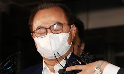 오거돈 전 부산시장이 부산경찰청에서 소환조사를 마친 뒤 청사를 나서는 모습. 연합뉴스