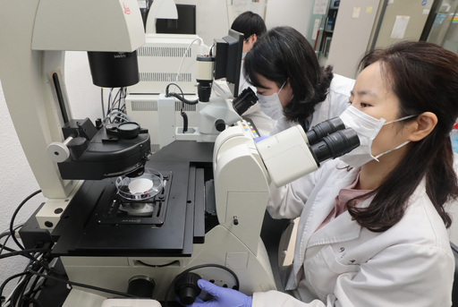 ‘수돗물 유충’ 발견 신고가 잇따르며 21일 서울 광진구 서울물연구원에서 연구원들이 여과 농축된 수돗물을 현미경으로 관찰하고 있다. 뉴스1