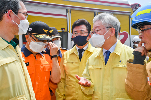 지난 21일 화재가 발생한 경기 용인시 처인구 양지면 SLC물류센터를 방문한 이재명 경기도지사가 소방 관계자들과 대화를 하고 있다. 용인=연합뉴스