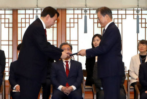 문재인 대통령이 지난 2019년 7월 25일 청와대 본관에서 윤석열 검찰총장에게 임명장을 수여하고 있다. 뉴시스