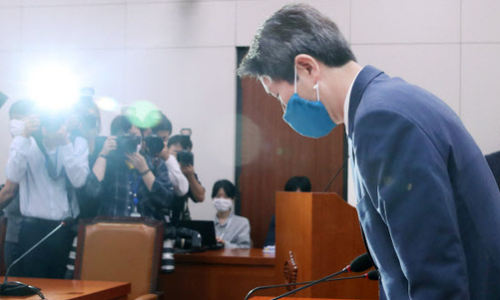 이인영 통일부 장관 후보자가 23일 오전 서울 여의도 국회 외교통일위원회 인사청문회에 참석, 자리에 앉고 있다. 연합뉴스