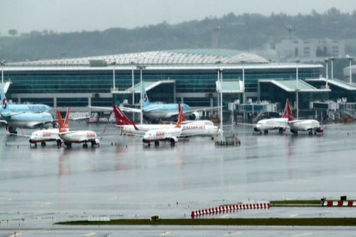 인천국제공항 주기장에 멈춰서 있는 제주항공과 이스타항공 여객기. 연합뉴스