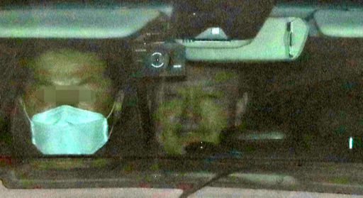 윤석열 검찰총장이 지난 22일 서울 서초구 대검찰청에서 점심식사를 위해 차량을 타고 청사를 빠져나가고 있다. 연합뉴스