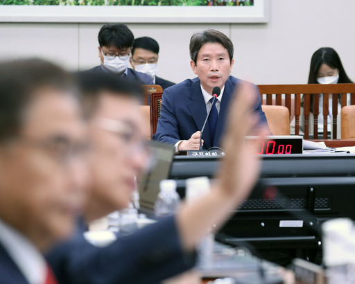 또 자녀 문제에 예민해진 청문회장 미래통합당 정진석 의원이 23일 오후 국회 외교통일위원회 이인영 통일부 장관 후보자 인사청문회에서 이 후보자가 같은당 김석기 의원의 아들 병역 면제 관련 질문에 답변을 계속하자 의사진행 발언을 하고 있다. 연합뉴스