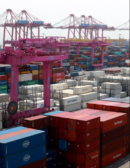 21일 인천 연수구 인천신항에서 컨테이너 선적 작업이 진행되고 있다. 뉴스1