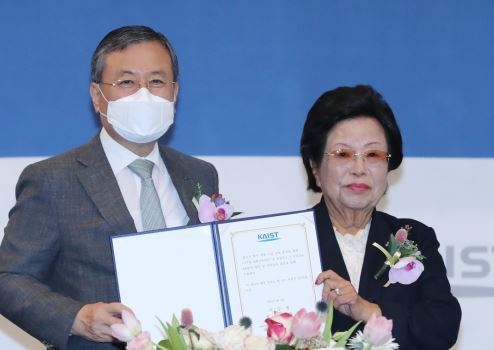 이수영(오른쪽) 광원산업 회장이 23일 오후 대전 유성구 한국과학기술원(KAIST·카이스트)에서 열린 발전기금 기부 약정식에서 신성철 총장과 기념촬영을 하고 있다. 대전=뉴스1