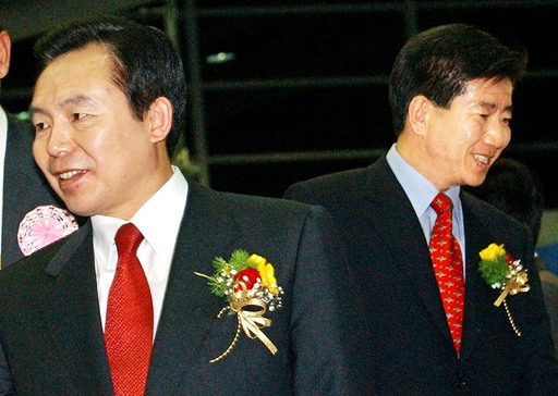 새천년민주당 대선후보 경선에 출마한 노무현(오른쪽), 이인제 후보가 2002년 4월 민주당 대구 선거인대회에서 연설을 마치고 단상을 내려오고 있다. 세계일보 자료사진