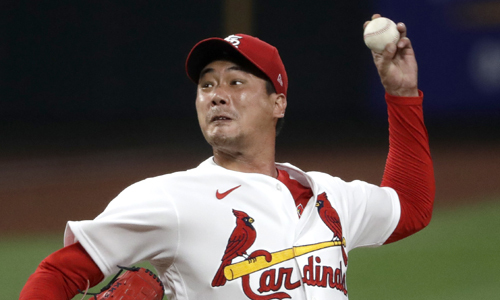 김광현이 25일 미국 미주리주 세인트루이스 부시스타디움에서 열린 피츠버그와의 2020 MLB 개막전에 9회 초 마무리로 등판해 투구를 하고 있다. 세인트루이스=AP연합뉴스