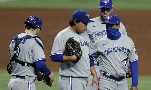 류현진(왼쪽 두 번째)이 25일 미국 플로리다주 세인트피터즈버그의 트로피카나필드에서 열린 탬파베이와의 2020 MLB 개막전에서 위기에 빠진 뒤 마운드를 찾은 찰리 몬토야 감독(오른쪽)과 대화를 나누고 있다. 세인트피터즈버그=AP연합뉴스