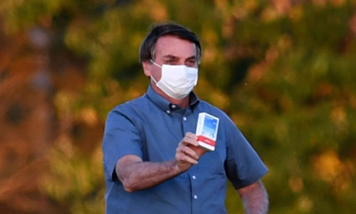 지난 23일(현지시간) 하이드록시클로로퀸 들어보이는 보우소나루 브라질 대통령. AFP=연합뉴스