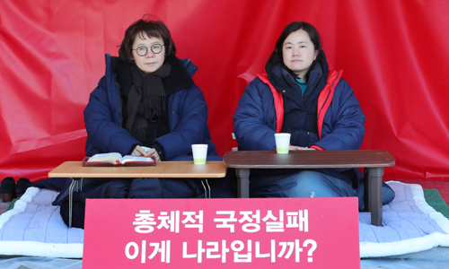 정미경(왼쪽), 신보라 자유한국당 최고위원이 28일 오후 서울 청와대 분수대 앞에서 병원으로 이송된 황교안 대표를 이어 단식을 하고 있다. 뉴시스